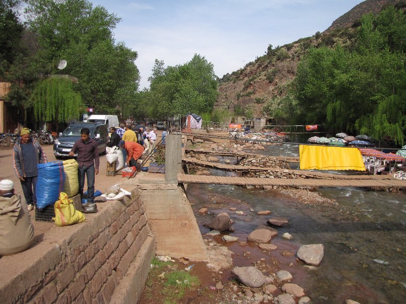 180312_oued ourika.jpg - Duidelijk het toeristische deel van de vallei. Langs de Oued Ourika zijn de terrasjes en restaurants te vinden. Kinderen spelen in het water en bussen rijden af en aan met toeristen.